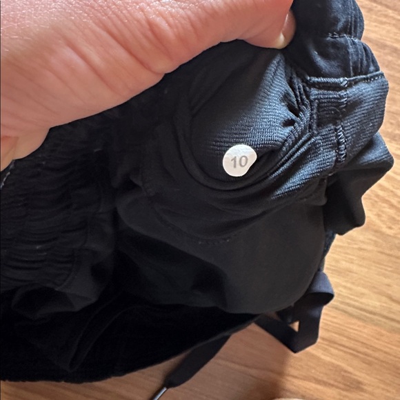 Lululemon Hotty Hot Shorts (2.5”) in Black - Picture 3 of 4